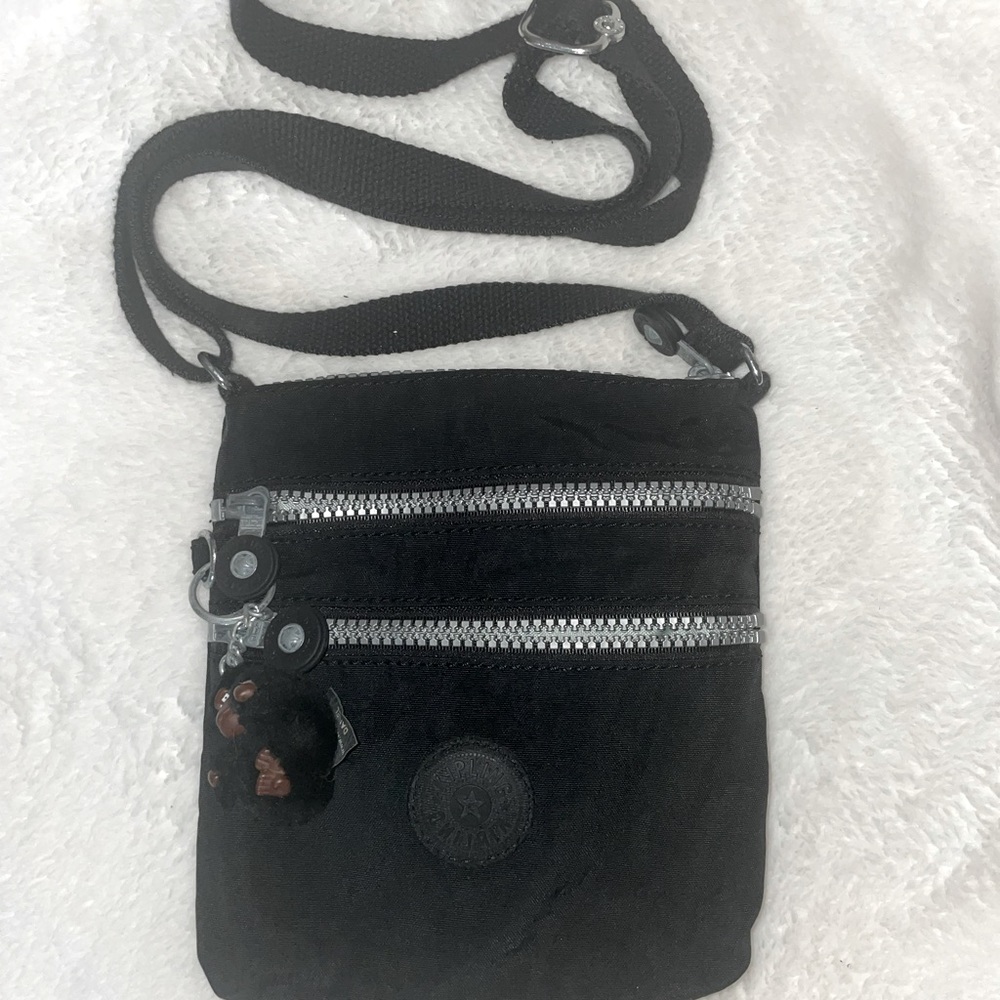 never used. Cutest cross body or Side bag 🖤